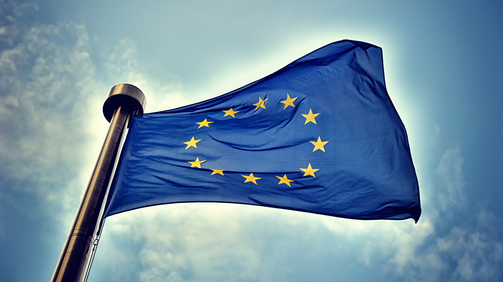 Europese vlag vertegenwoordigd de richtlijnen van het verplicht e-facturen naar de Rijksoverheid.